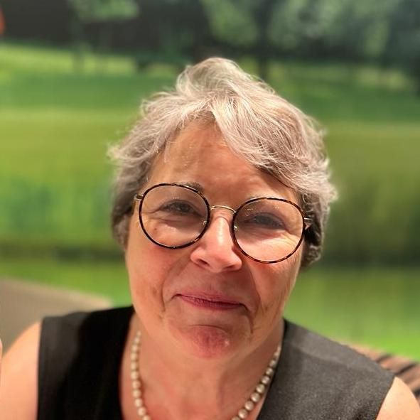 Evelyne PARET